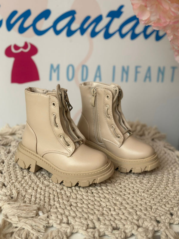 Botas Infantis Bege com Design Robusto