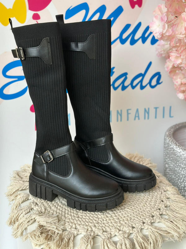 Botas Femininas de Cano Alto com Detalhe de Fivela e Tecido Elástico