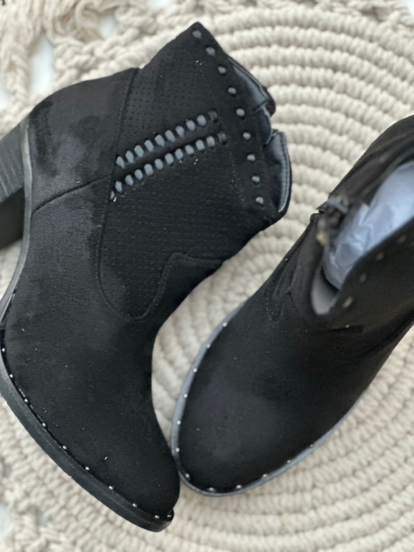 Botas Pretas com Detalhe Perfurado e Tachas