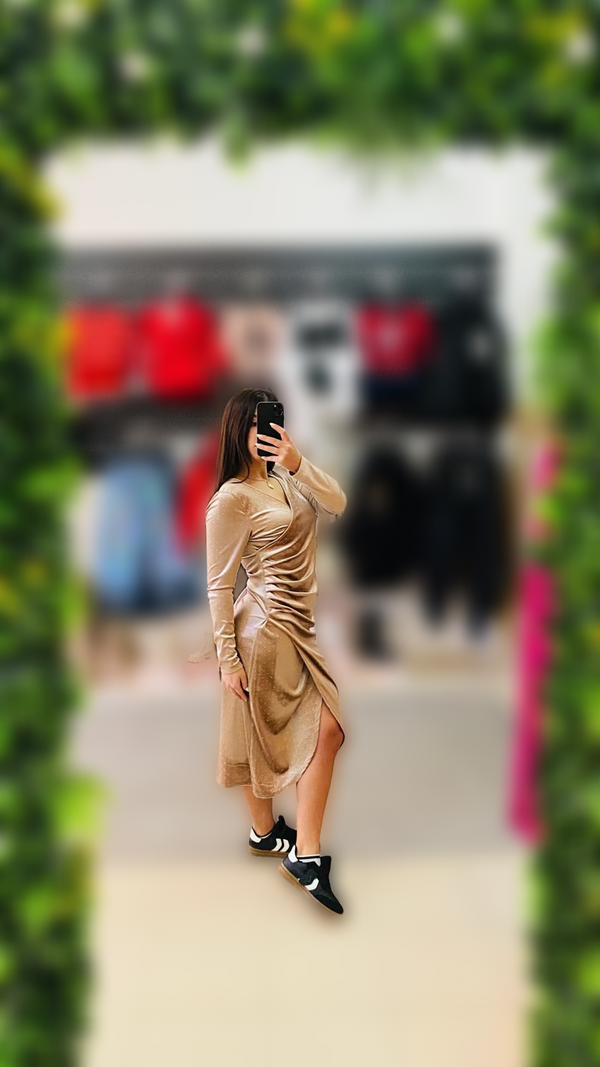 Vestido Dourado com Brilhos e Detalhes Elegantes