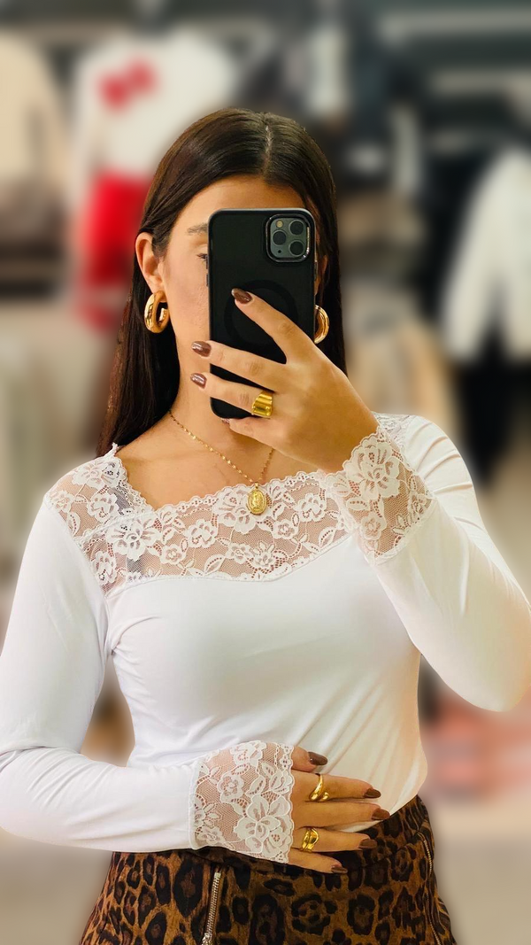 Blusa com detalhes de Renda